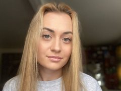 JuicyCherry18 from ImLive