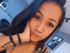 JuliaBell - blond female webcam at ImLive