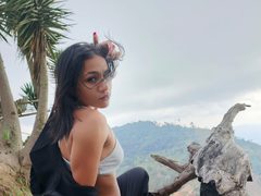 JuliaBell - blond female webcam at ImLive