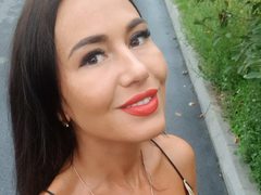 JulianaGold33 - female with brown hair webcam at ImLive