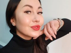 JulianaGold33 - female with brown hair webcam at ImLive