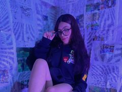 kimsweet - female with brown hair webcam at ImLive