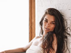 KristiAmore - female with brown hair webcam at ImLive