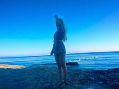 LesyaOhWhite - female with black hair webcam at ImLive