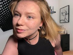 LimeCaty - blond female with  big tits webcam at xLoveCam