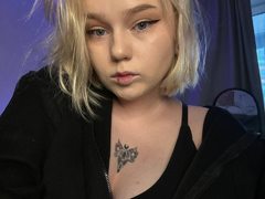 LimeCaty - blond female with  big tits webcam at xLoveCam