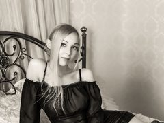 TransModelOne - blond shemale webcam at LiveJasmin