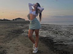 LoriKiss - female with brown hair and  small tits webcam at ImLive