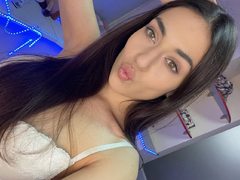 LovelyMe - female with brown hair webcam at ImLive