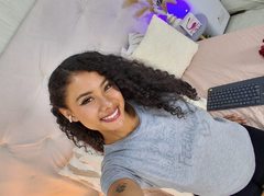 Luciatoloza1 - female with black hair webcam at ImLive