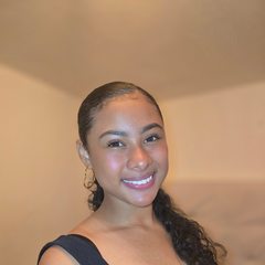 Luciatoloza1 - female with black hair webcam at ImLive