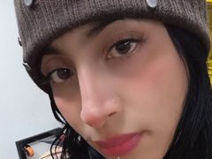 LunaAdamsX - female with brown hair webcam at ImLive