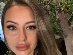 Lusciousss - blond female webcam at ImLive