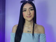 MaddieJewliz_ - female with black hair webcam at ImLive