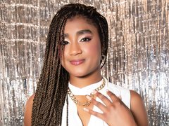 MaiaBailey - female with brown hair and  small tits webcam at ImLive