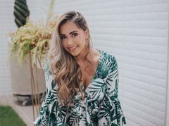 MaraMoore - female with brown hair webcam at ImLive