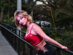 MarianneBowe - female with brown hair and  big tits webcam at xLoveCam