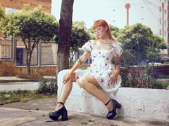 Melanie_Love - female with brown hair and  small tits webcam at ImLive