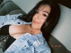 Mia_Frost - female with black hair and  big tits webcam at ImLive