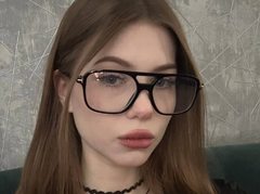 Milllie - female with brown hair webcam at ImLive