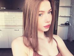 Milllie - female with brown hair webcam at ImLive