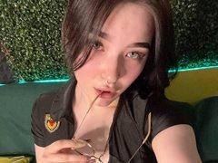 MillieBraun - female with black hair and  big tits webcam at LiveJasmin