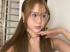 minaa102 - female webcam at ImLive