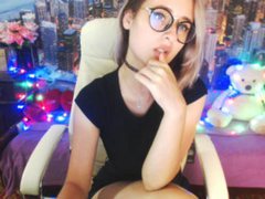 MoonYourLife - female with brown hair webcam at ImLive