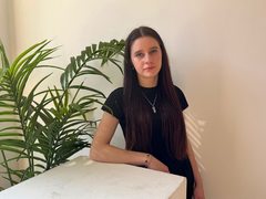NataliaTrein - female with brown hair webcam at ImLive