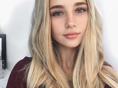 PonyKerry - shemale with brown hair webcam at LiveJasmin