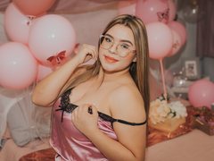 NicoleCruz - female with black hair and  small tits webcam at ImLive