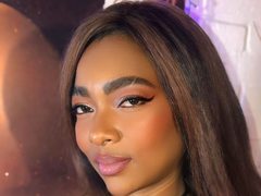 PrettyWannda - female with black hair webcam at xLoveCam