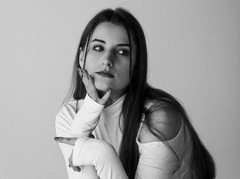 PumpkinSpicy - female with brown hair webcam at ImLive