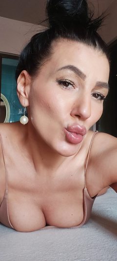AnacondaWild - female with black hair webcam at LiveJasmin