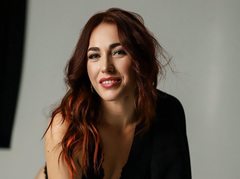 ROXANA - female with black hair webcam at ImLive