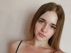 Samanta - female with brown hair and  small tits webcam at ImLive