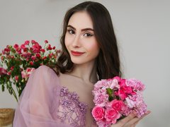 SaraEvans - female with brown hair webcam at ImLive