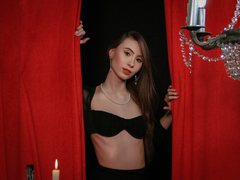 SaraEvans - female with brown hair webcam at ImLive