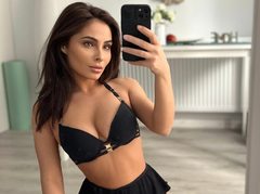 SarahSkye from xLoveCam