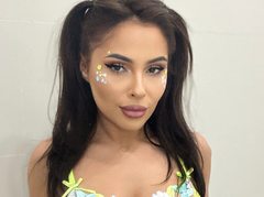 SarahSkye - female with brown hair webcam at xLoveCam