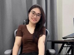 Selena246 - female with brown hair and  small tits webcam at ImLive