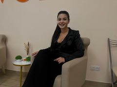 SnowingWintere - female with black hair webcam at ImLive