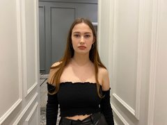 SofiiLy - female with brown hair webcam at ImLive