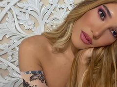 solangeUSA - shemale with brown hair and  small tits webcam at ImLive