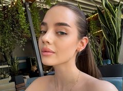 SpicySiren - female with brown hair and  big tits webcam at xLoveCam