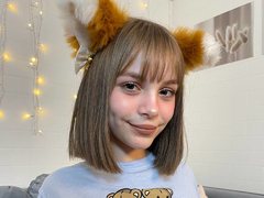 Susan_Fox - female with brown hair and  small tits webcam at ImLive