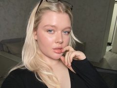 SweetLinda - female with red hair and  big tits webcam at ImLive
