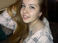 SweetXhoneyX - female with brown hair webcam at ImLive