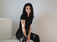 TriciaElmers - female with brown hair webcam at ImLive