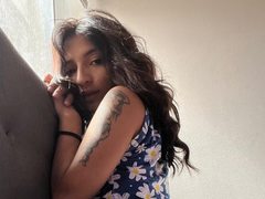 VanessaRougeX - female with brown hair webcam at ImLive